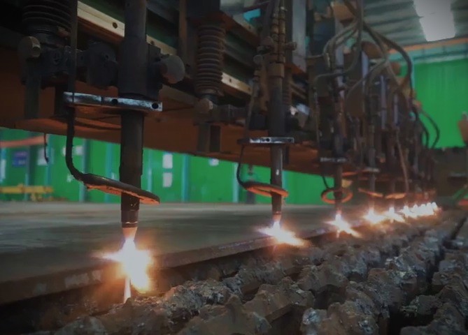 Flame cutting thick steel plate