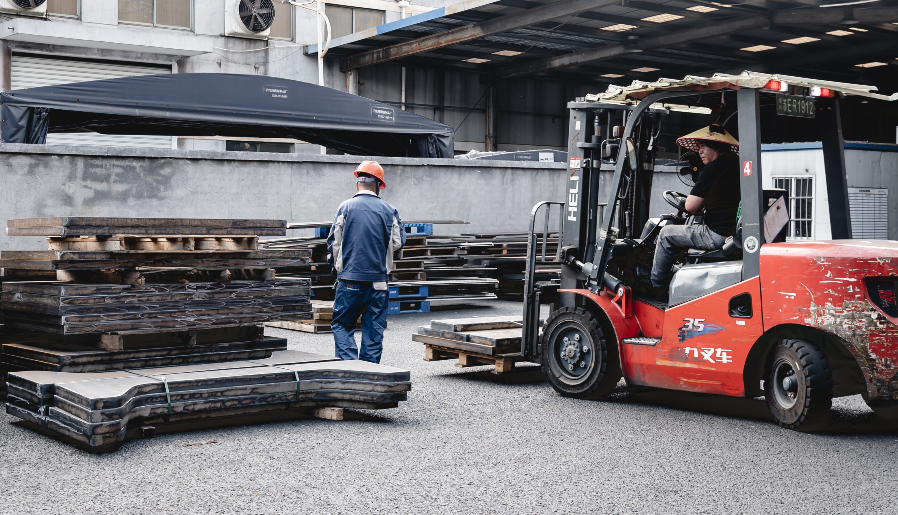 Carrello elevatore in movimentazione ordini di lamiera presso YUNCUT — logistica in uscita e consegna